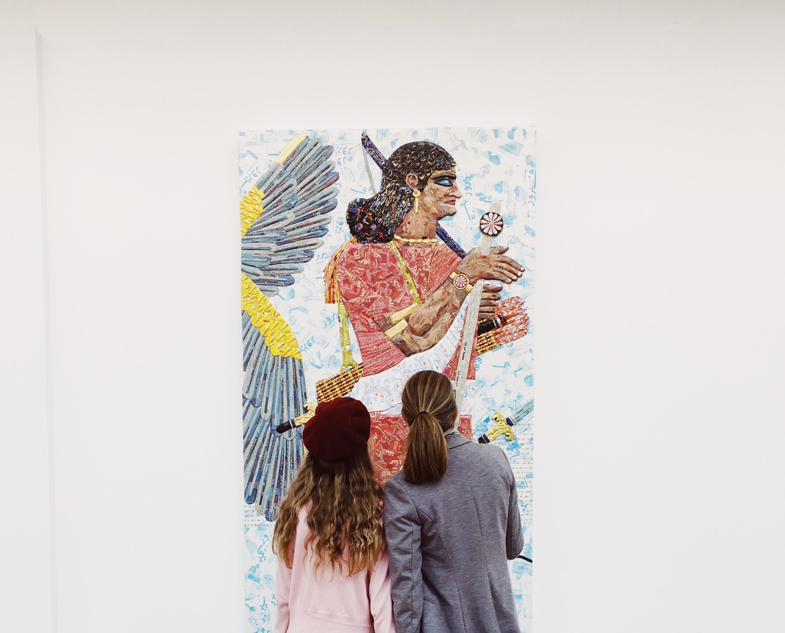 Bild av två personer som står intill varandra framför ett av Michael Rakowitz konstverk.