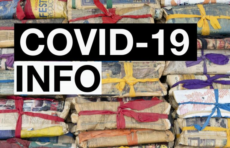 Svart och vit text över bild med buntar av tidningspapper