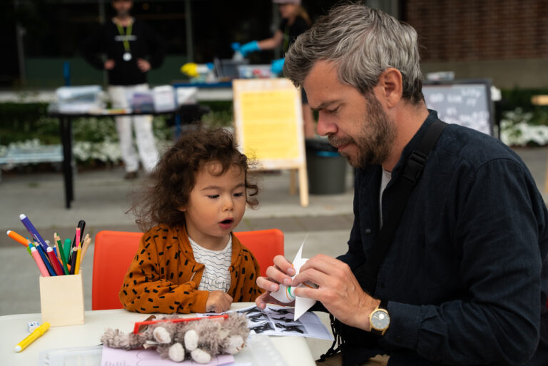 Ett barn som skapar tillsammans med sin pappa i konsthallens sommarverkstad.