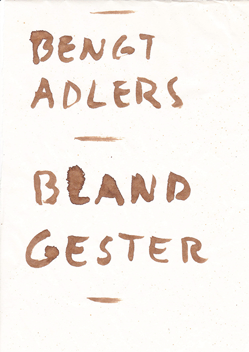 Bokomslag med texten Bengt Adlers Bland Gester målat i brun vattenfärg på vit bakgrund.