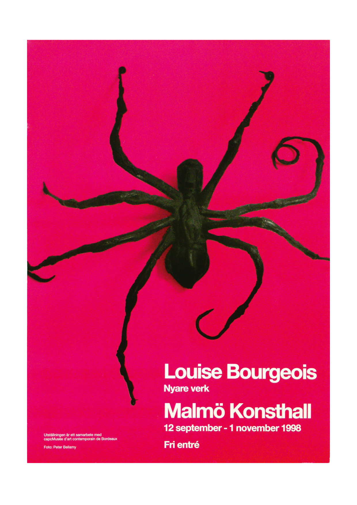 Poster Louise Bourgeois. Svart spindelliknande figur mot rosa bakgrund