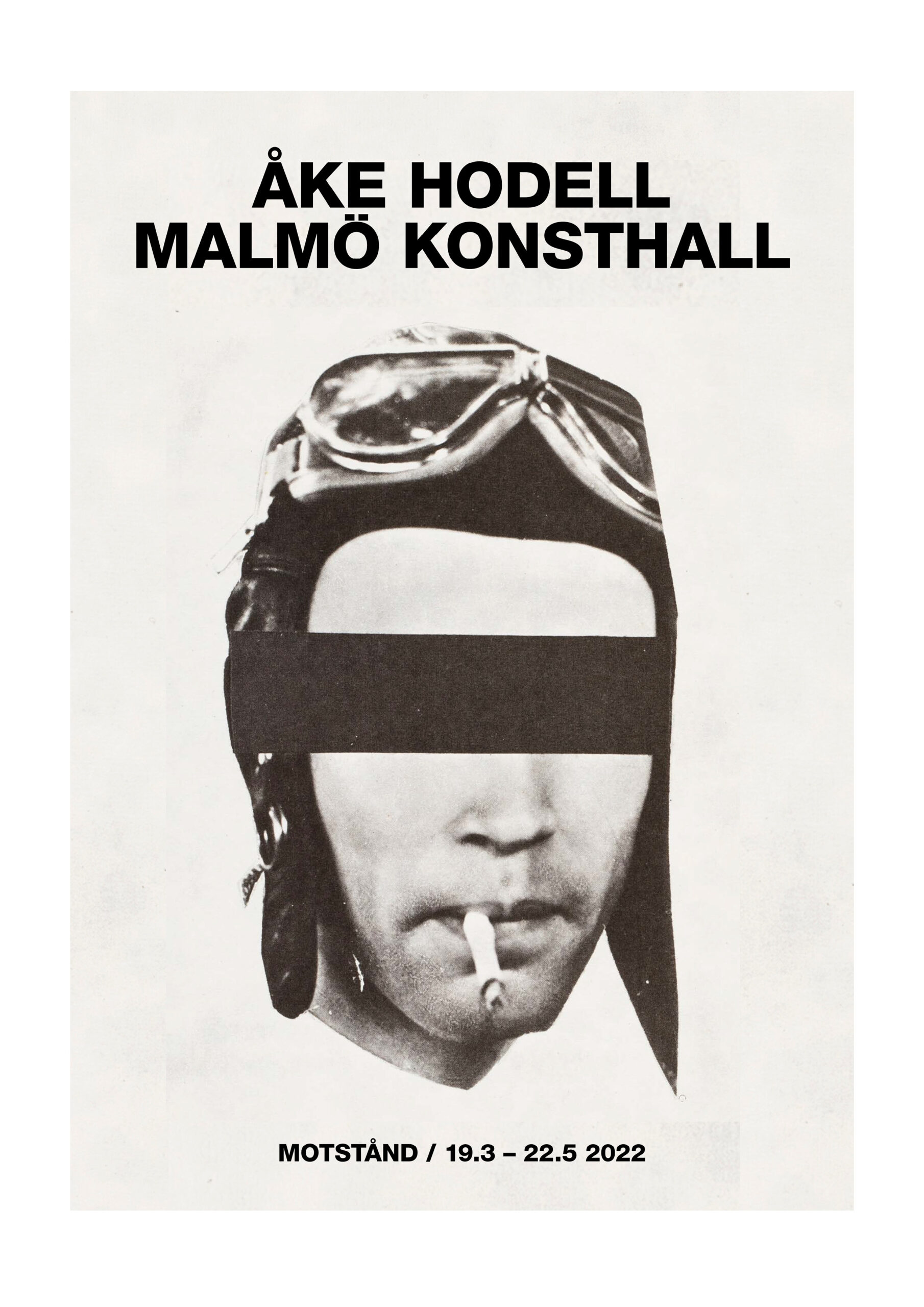 Poster Åke Hodell: Svartvitt självporträtt, foto och collage, av Åke Hodell i flygarmössa och överstrukna ögon.