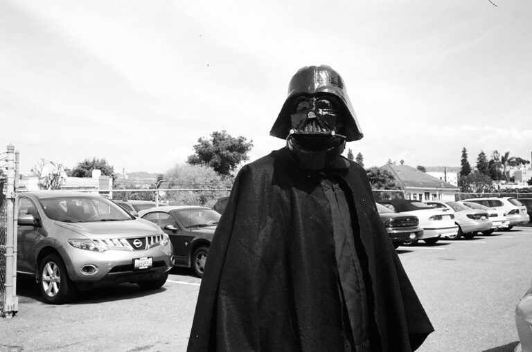 Svartvit bild av William Scott i Darth Vader mask.