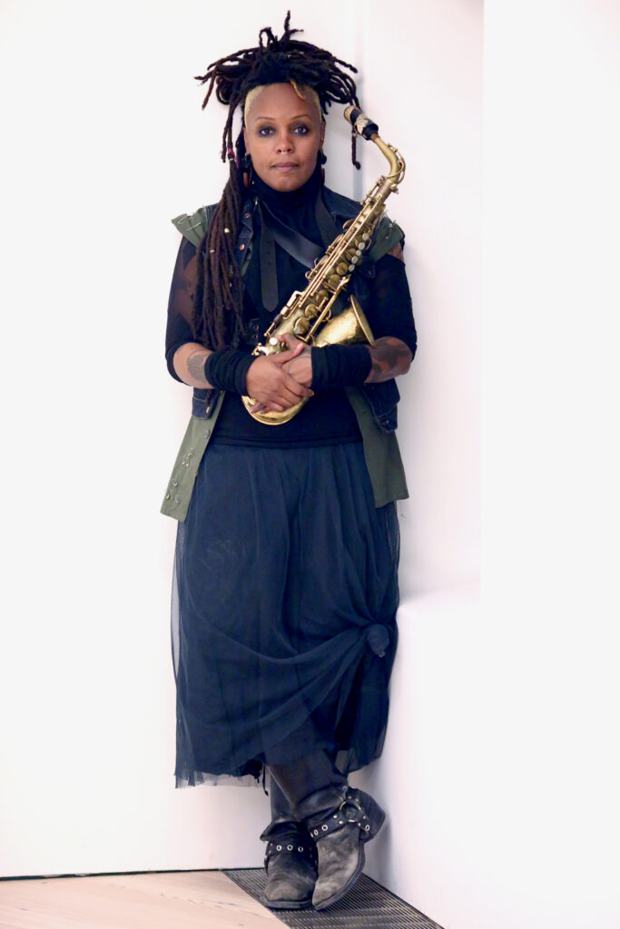 Musikern Matana Roberts som håller i en saxofon