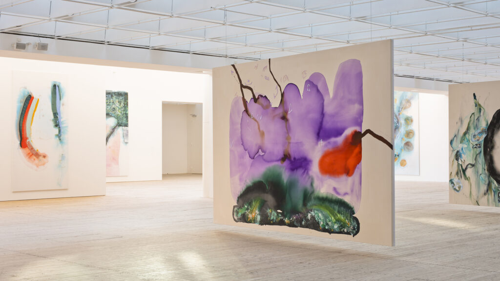 Bild av Ragna Bleys stora abstrakta och färglada målningar som hänger i det ljusa utställningsrummet