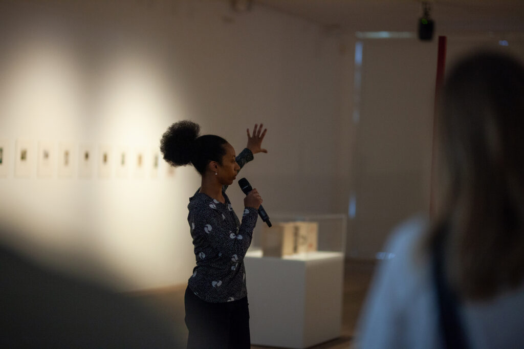 Bild av Elena Wolay som håller en visning i konsthallen
