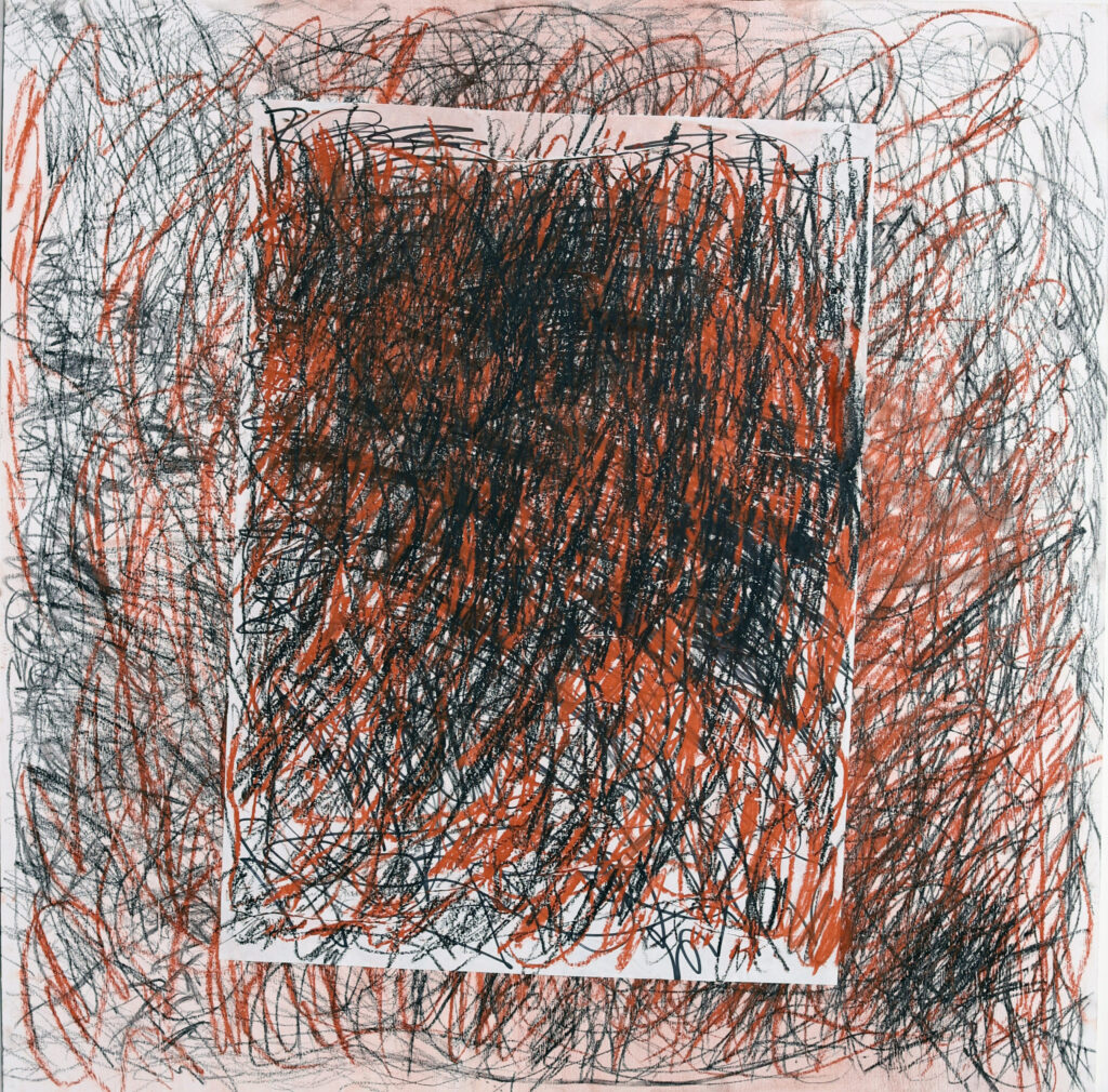 Abstrakt verk ritat med svart och orange krita