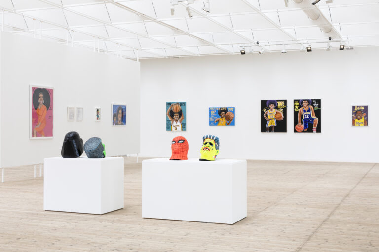 Installationsbild av målningar i glada färger i konsthallen