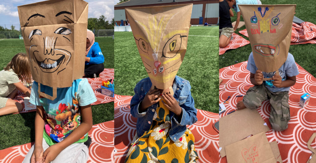 Tre bilder av barn som sitter med roliga masker av papperspåsar