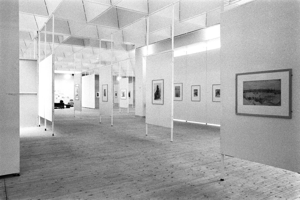 Konsthallens utställning med Van Gogh. Tavlor utställda på vita väggar i utställningshallen.
