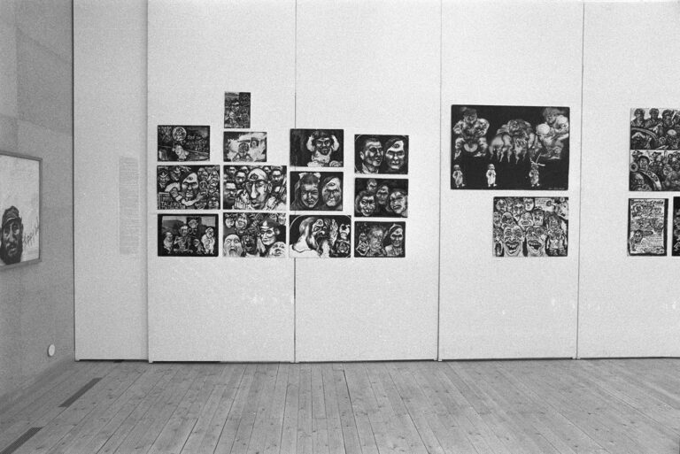 Många mindre bilder uppsatta på utställningshallens väggar under Lena Svedbergs utställning.