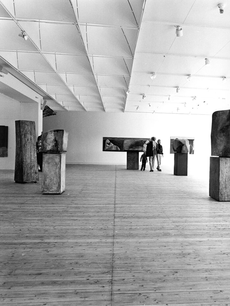 Ljus installationsbild av kraftiga, kantiga skulpturer i konsthallen.