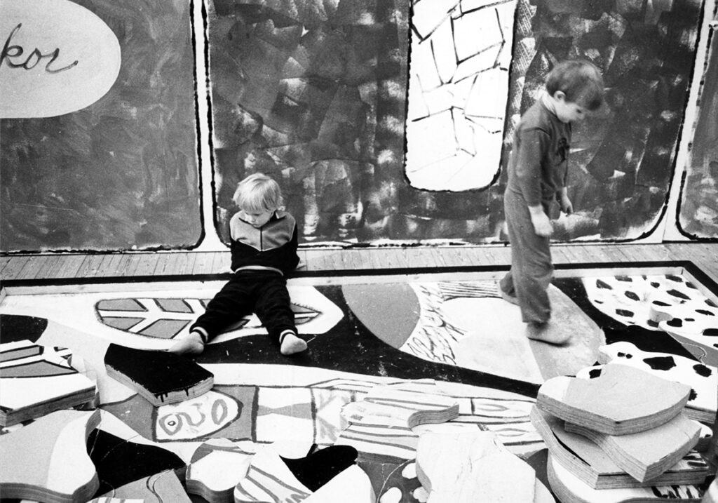 Barn leker i en barnverkstad under utställningen Dubuffet.