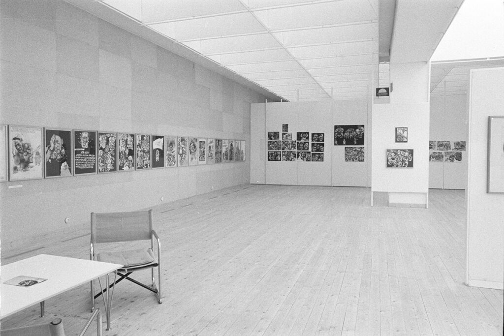 Utställningshallen under Lena Svedberg utställning. Många lite mindre bilder är uppsatta på väggen.