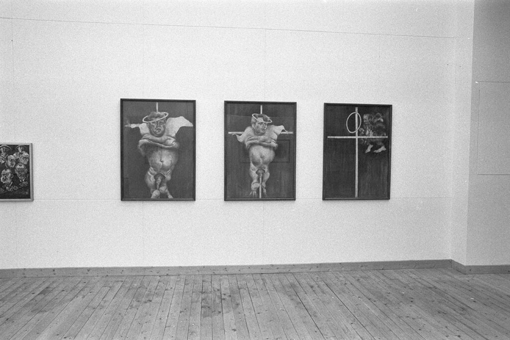 Tre tavlor uppsatta på väggen i utställningshallen under Lena Svedbergs utställning.