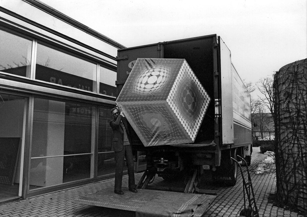 Ett stort verk bärs ut från en lastbil som står parkerad utanför Malmö Konsthall.