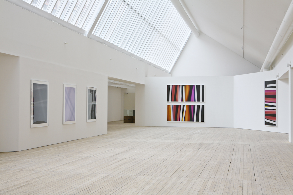 Walead Beshtys färgstarka fotografiska verk hänger på konsthallens vita väggar.