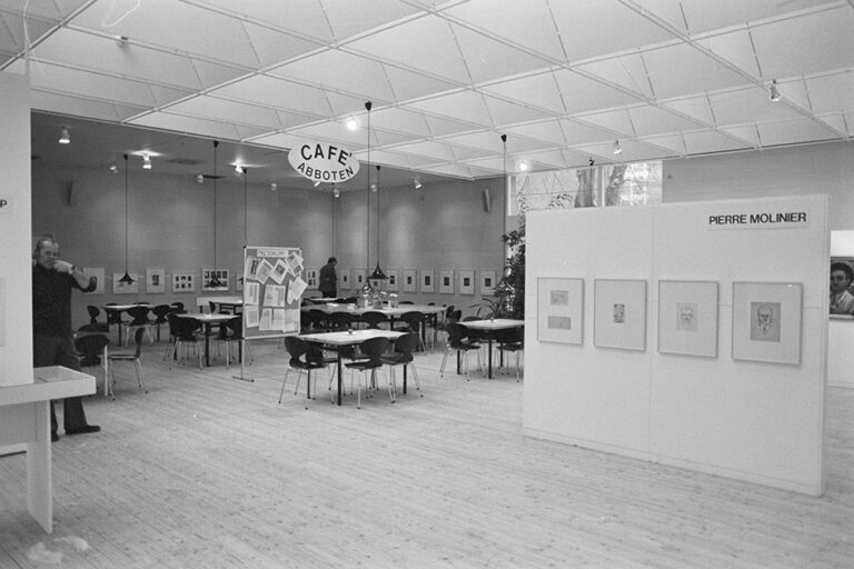 Inifrån utställningshallen. Till vänster i bild syns café abboten och till höger i bild syns några delar av Pierre Moliniers utställning.
