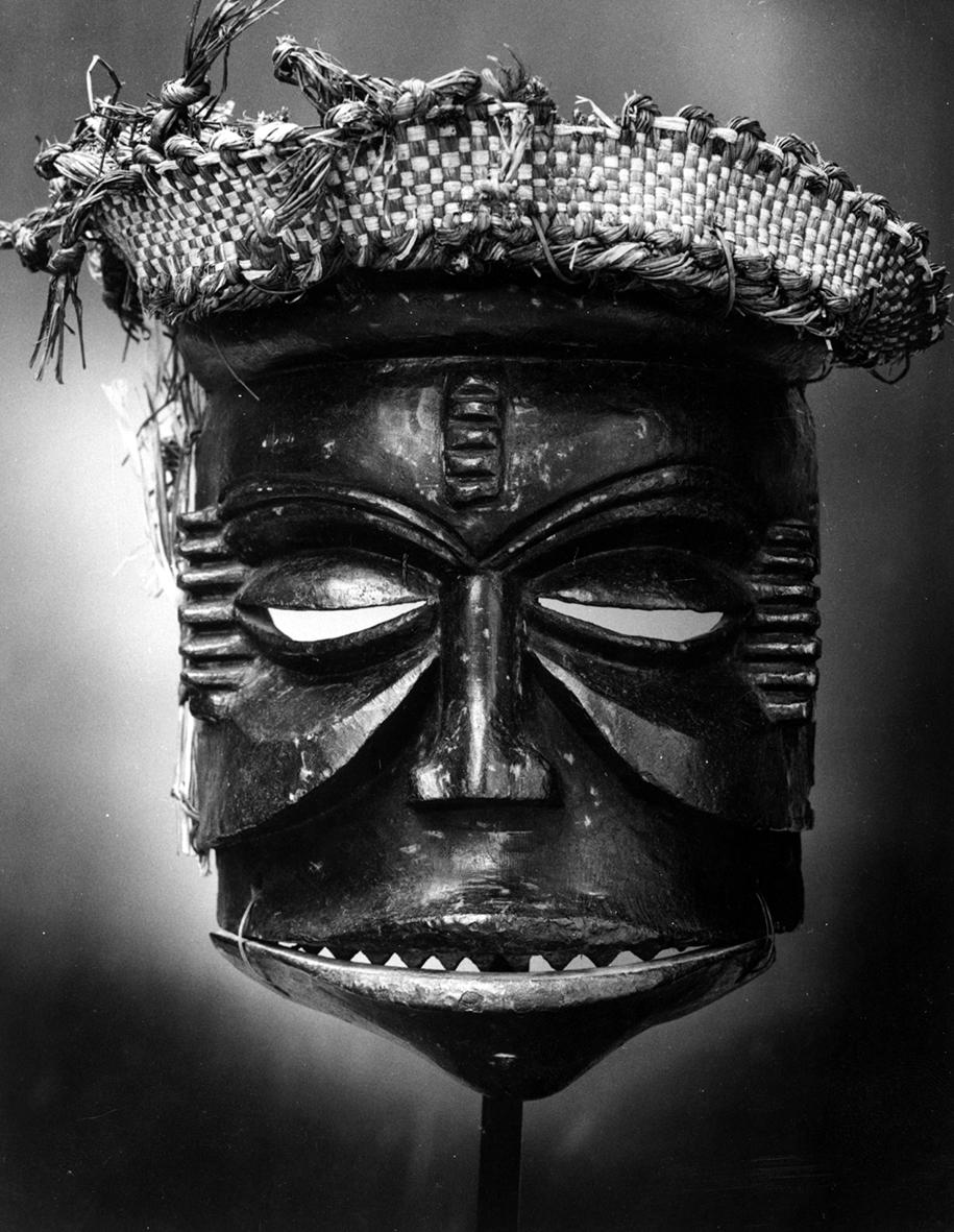 En närbild på en afrikansk mask.