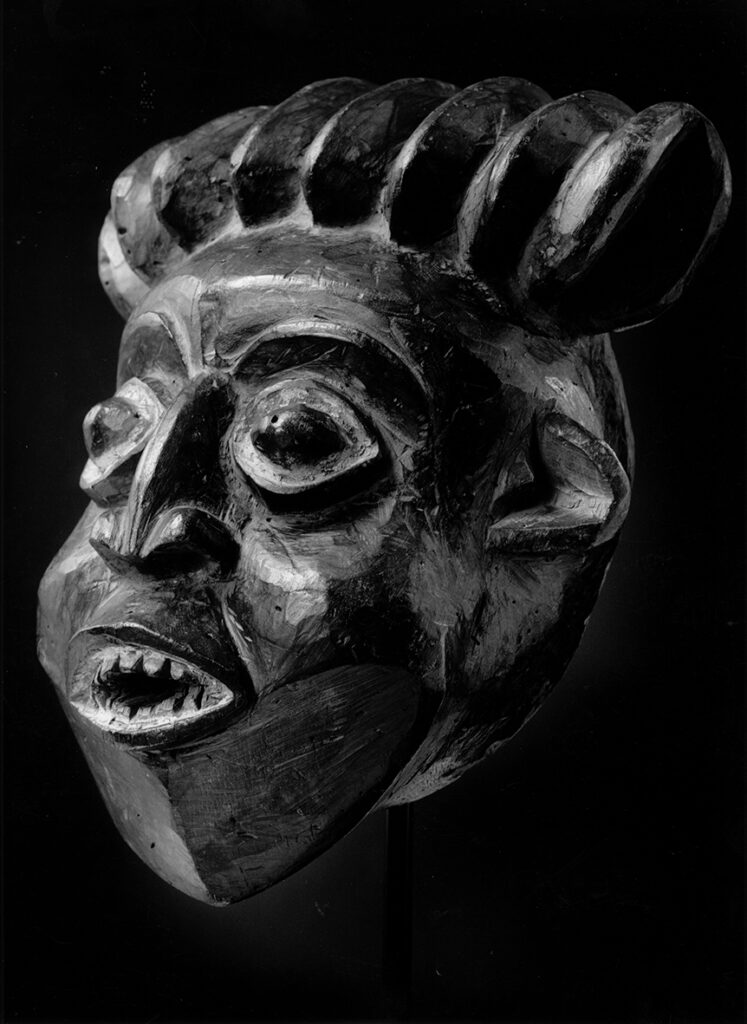 En närbild på en afrikansk mask.
