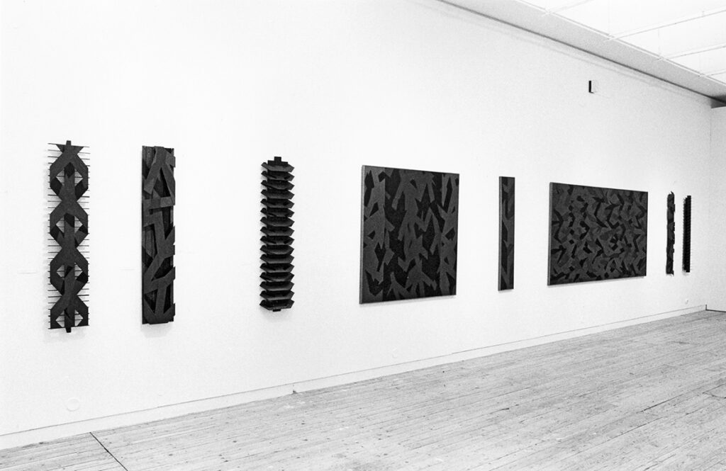 Peter Sternängs konstverk uppsatta på väggen i utställningshallen.