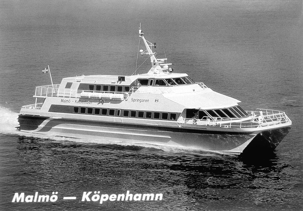 En vit mellanstor båt, med orden Malmö-København samt Springaren på. Inredigerat i bilden står också Malmö - Köpenhamn.