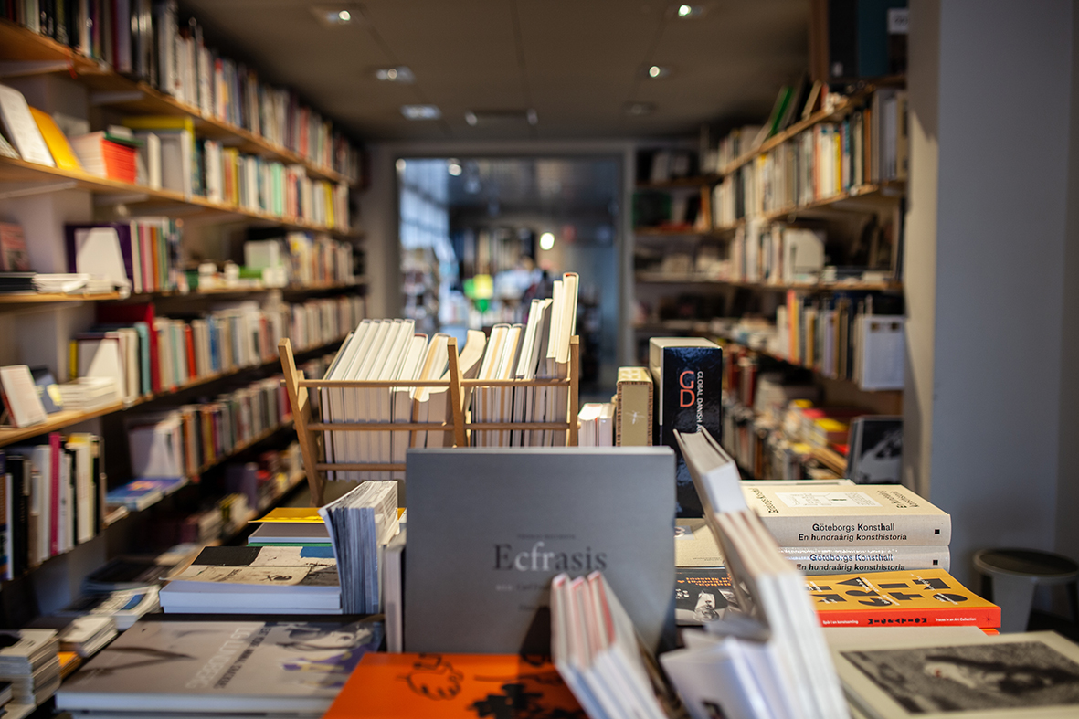 Illustrationsbild från bokhandeln där man ser ett bokbord och en massa böcker och tidskrifter.