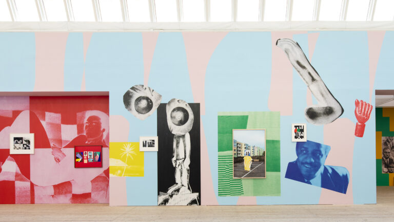 Utställningsvy över Eric Magassas färgstarka installation Blinking Blind, inifrån konsthallens ljusschakt.