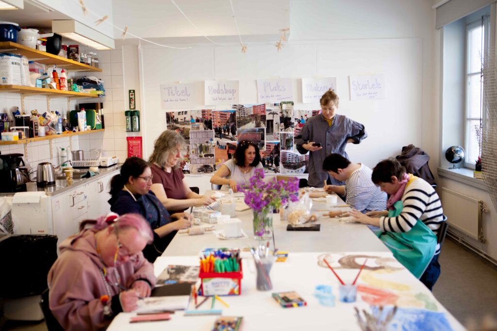 Ett gäng med kreatörer och pedagoger i en av konsthallens kreativa verkstäder.