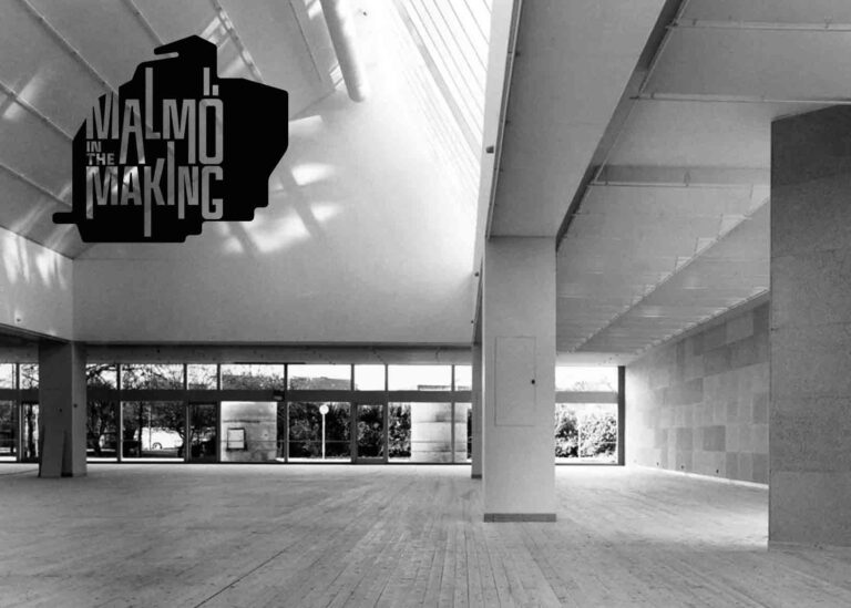Bild innifrån Malmö Konsthalls ljusa rum med sin originalinredning. Logga till Malmö in the making syns i hörnet.