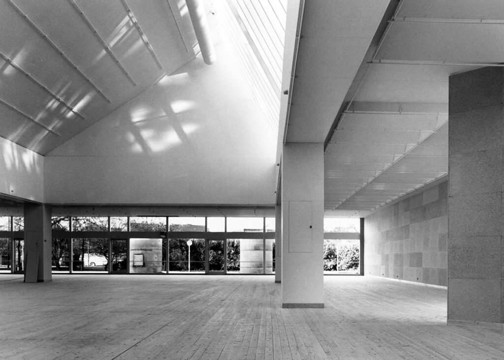 Konsthallens interiör. Tidig svartvit bild av konsthallens stora ljusa rum, man ser delar av originalinredningen med kork på väggarna.