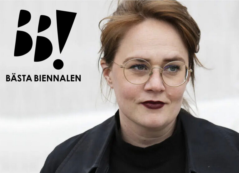 Porträtt av konstnären Jennifer Sameland som ler. Bästa Biennalens logotyp ligger i övere vänster hörn.