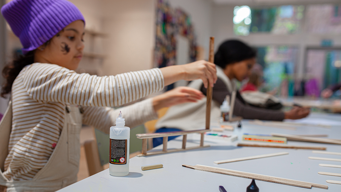 En flicka och hennes mamma skapar i Malmö Konsthalls verkstad.