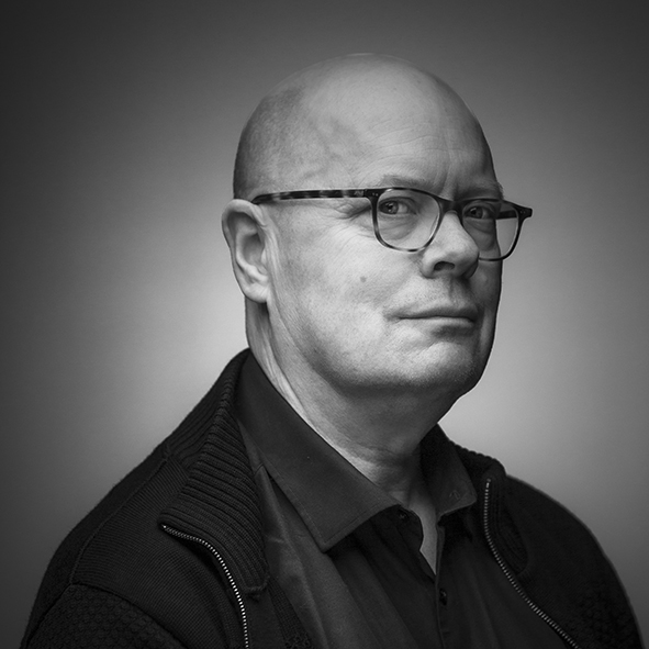 Svartvitt porträttfoto av Gunnar Kranz i glasögon.