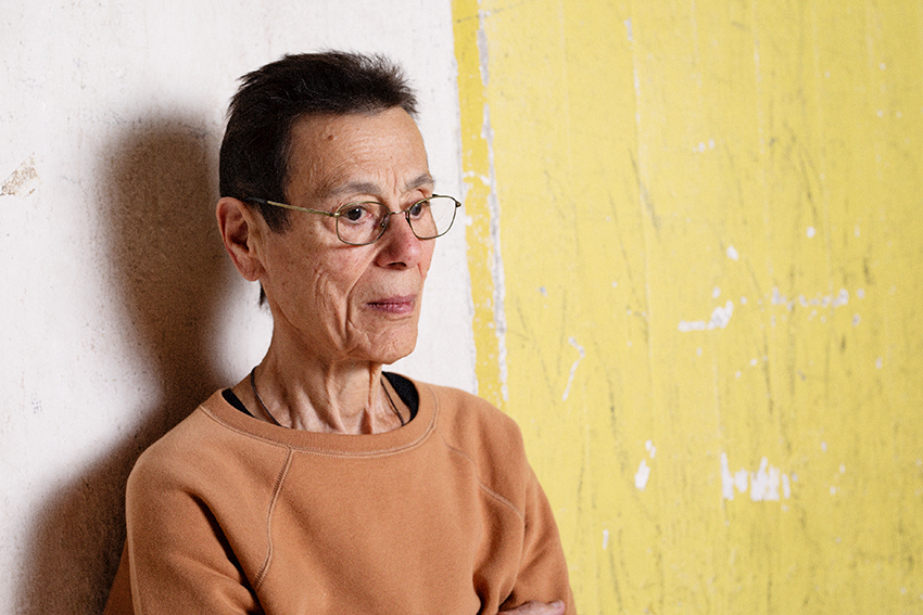 Fotografisk porträtt av den legendariska koreografen Yvonne Rainer.