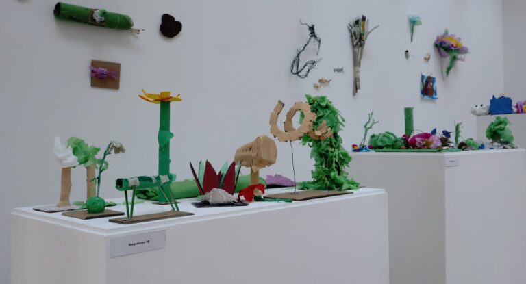 Ett trettiotal små skulpturer skapade av papper, kartong och silkespapper som föreställer djur och växter inspirerade av Ingela Ihrmans utställning.