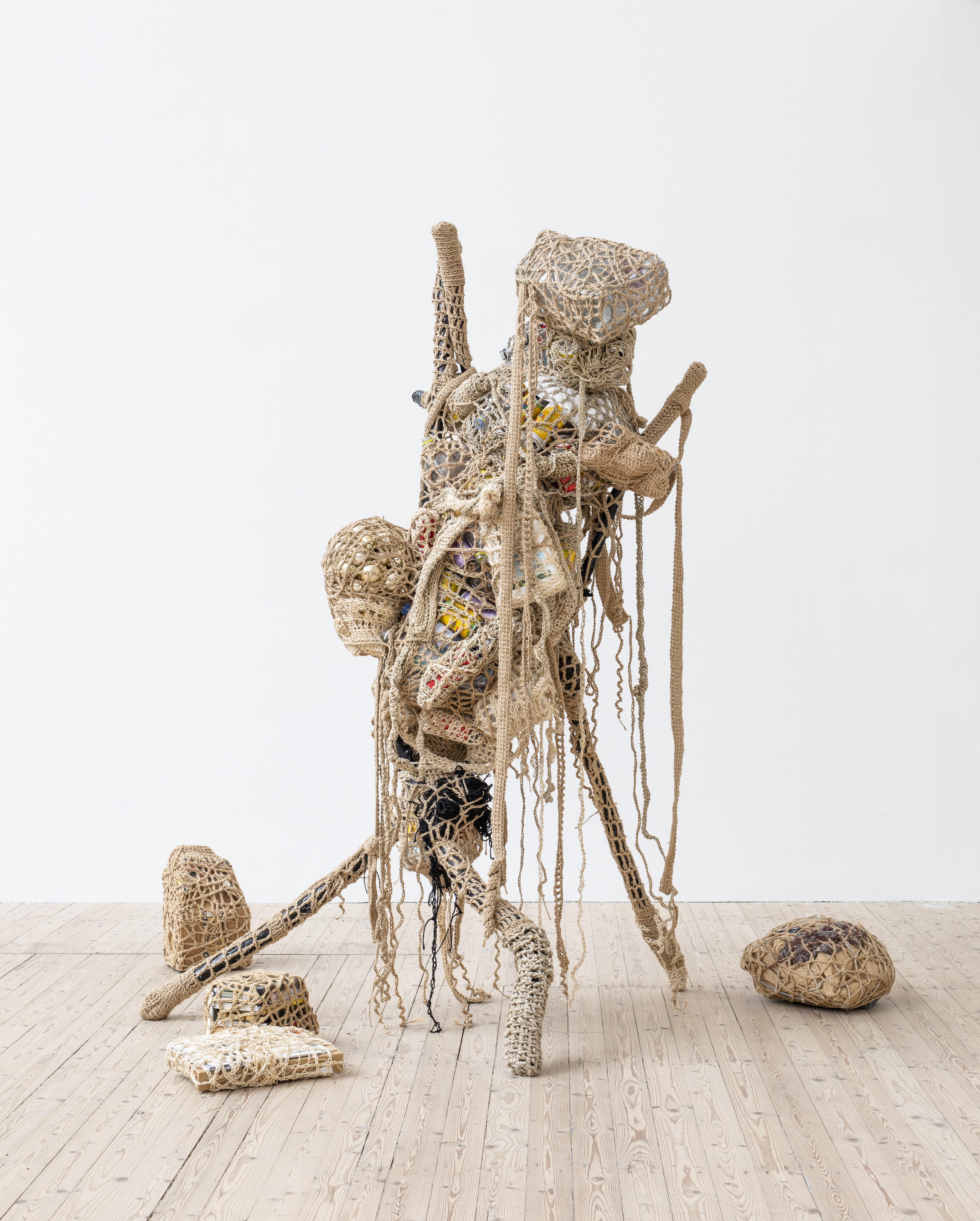 En skulptur byggd av pinnar, formade till en människogestalt invirkad i tråd.
