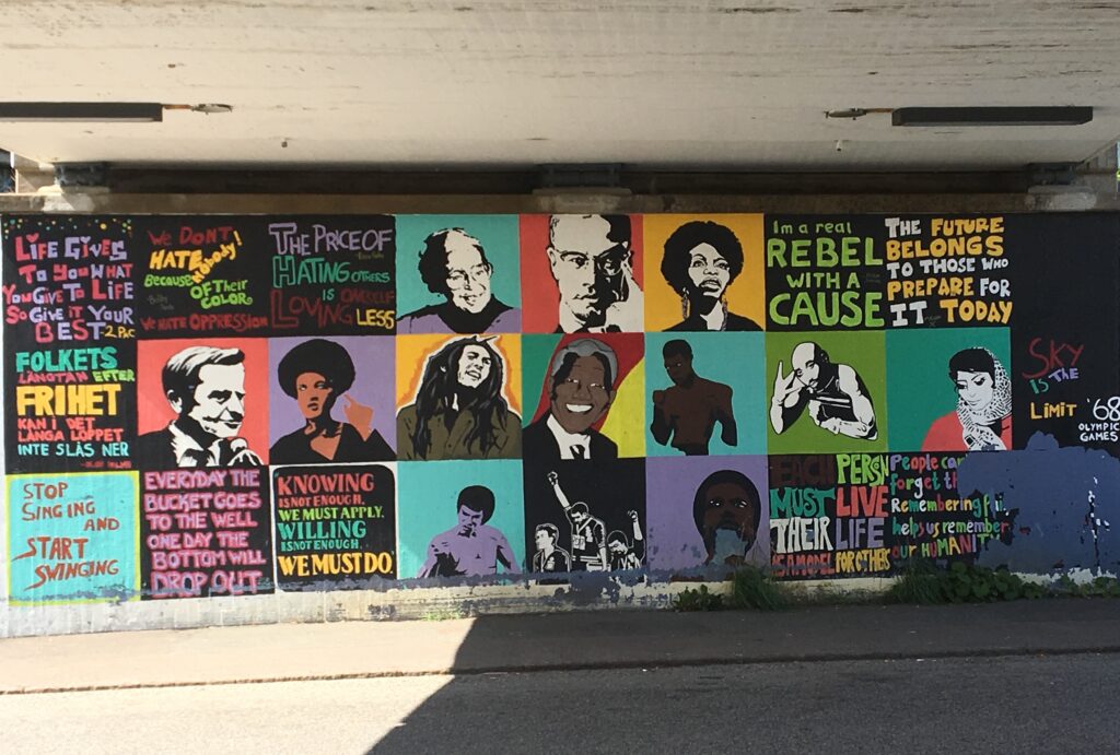 En graffittivägg under en bro med bilder på olika människorättsaktivister genom tiderna, bland annat Angela Davis, Olof Palme och Rosa