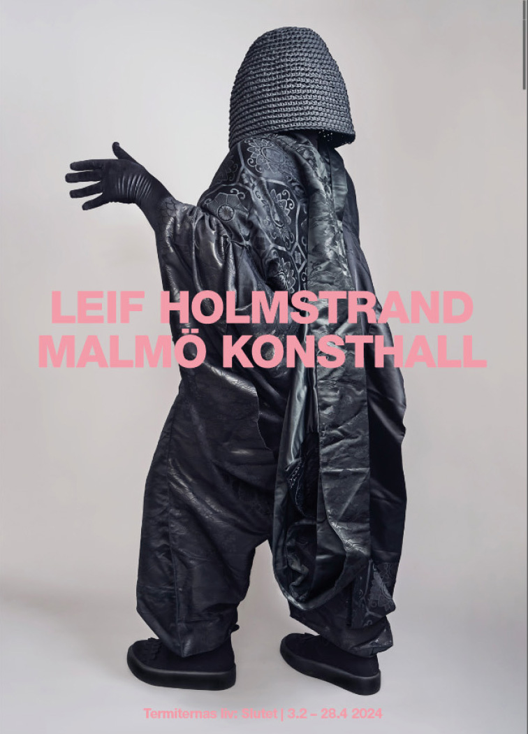 Poster Leif Holmstrand, en svartklädd figur står i en grafisk position med ena handen utsträckt.