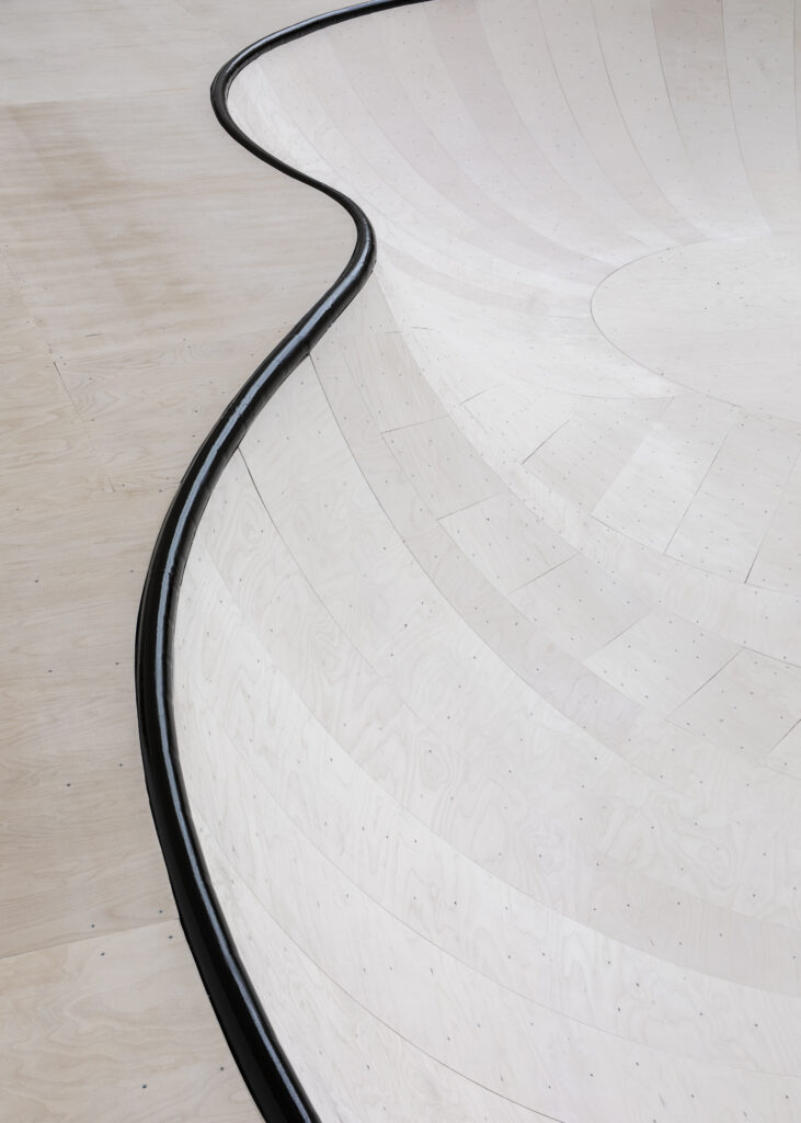 Detalj av Koo Jeong A:s stora skateboardskulptur i utställningshallen på Malmö Konsthall.