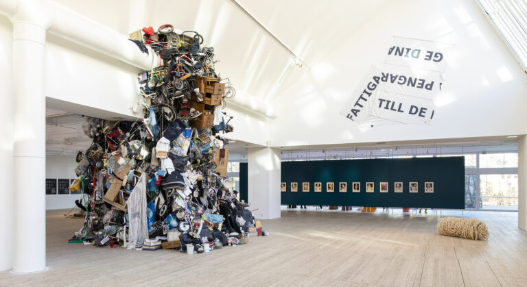 Installation image from Leif Holmstrand's exhibition in the art gallery. A termite mound of heirlooms rises towards the ceiling.