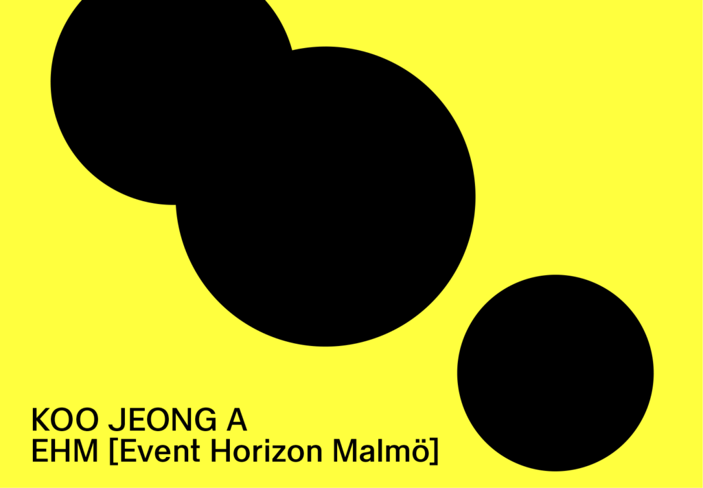 Lysande gul bild med svarta cirklar och texten KOO Jeong A EHM [Event Horizon Malmö].
