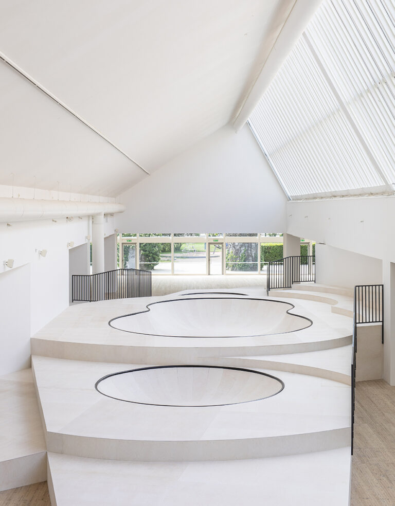 Stor, arkitektonisk skulptur / skateramp i ljust trä, breder ut sig i Malmö Konsthalls utställningsrum.