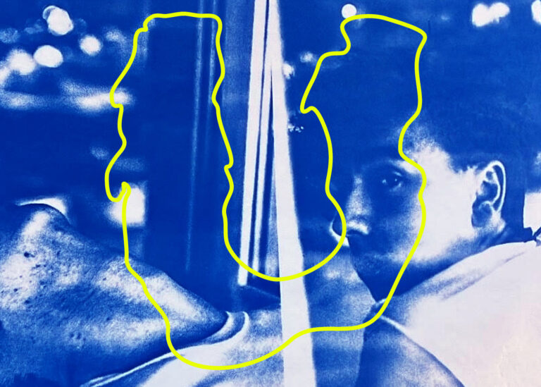 Ett foto i blå ton som föreställer en tonåring fotograferad i profil och med en spegling i fönstret. Bilden täcks av logon för Unga konsthallstorget, ett gult U.