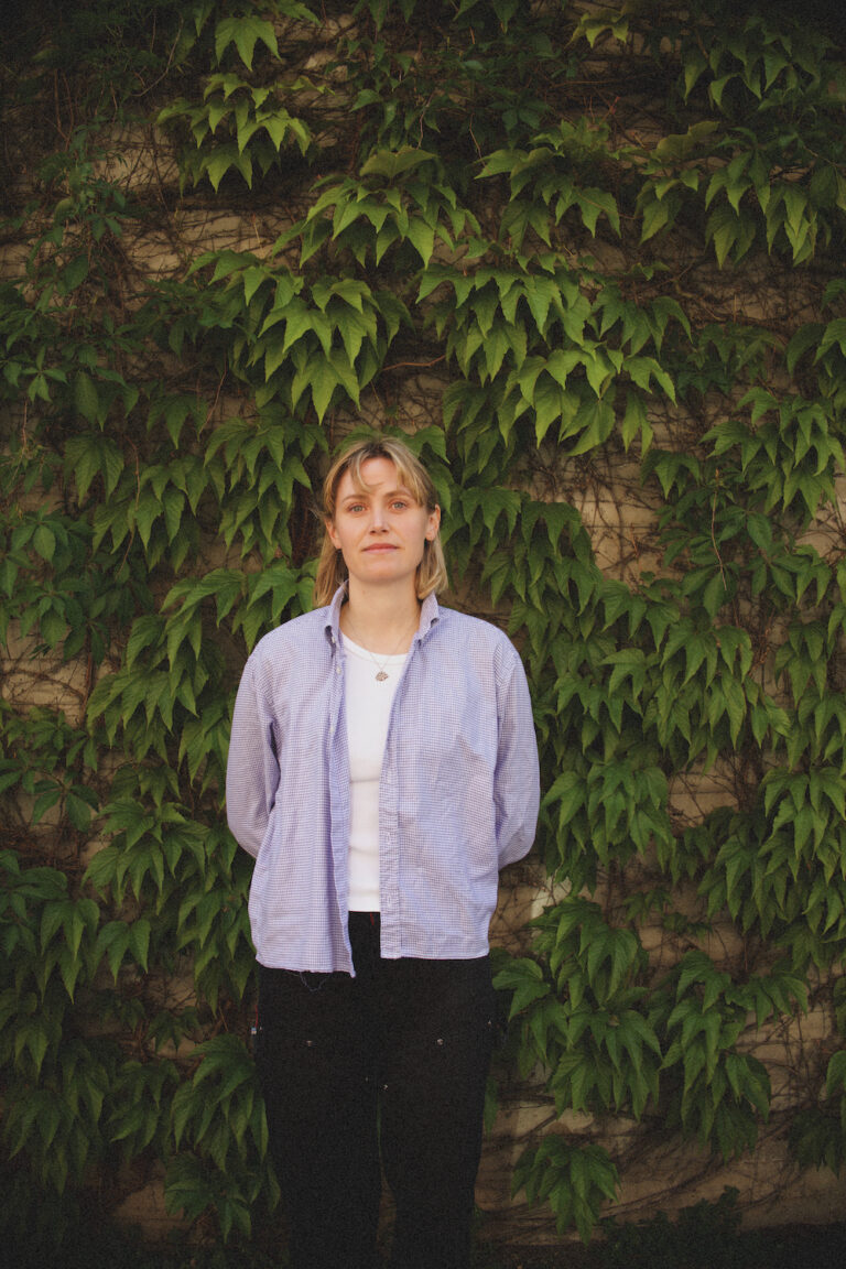 Malmöskejtaren Sarah Meurle fotograferad framför konsthallens av grönska beklädda vägg.