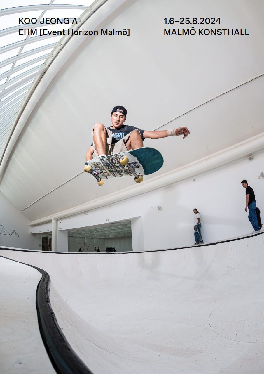 Poster för utställningen med Koo Jeong A som föreställer en kille som gör ett trick på sin skateboard och flyger högt uppe i luften.