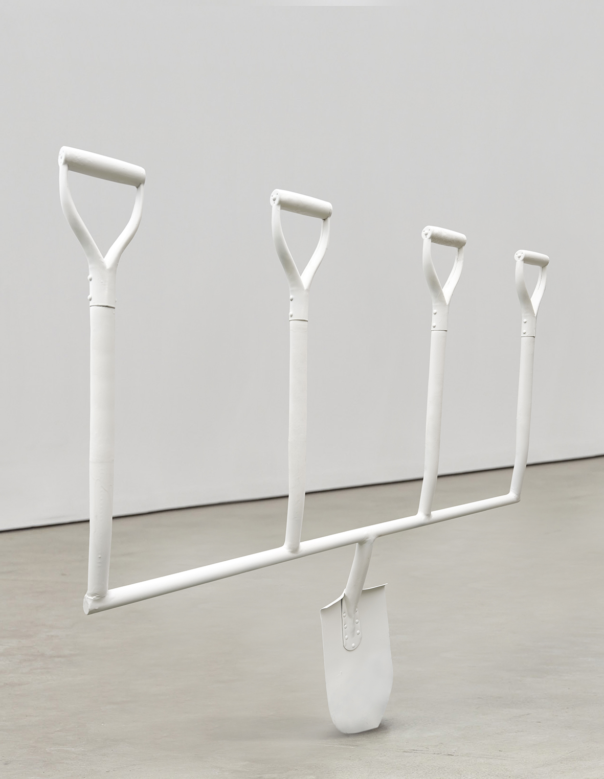 An artwork by Dag Kewenter – a shovel with four handles but only one blade.