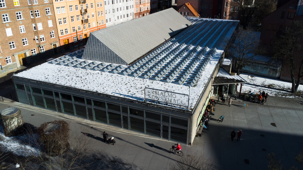 Att besöka Malmö Konsthall är att vandra rakt in i konsten. Varmt välkommen till ett av norra Europas största och vackraste utställningsrum.
