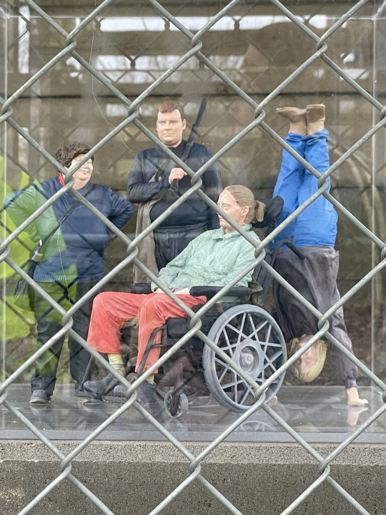 Fyra konstnärer har bidragit med verk till gestaltningen av Gubbabacken på Gullviksborg.