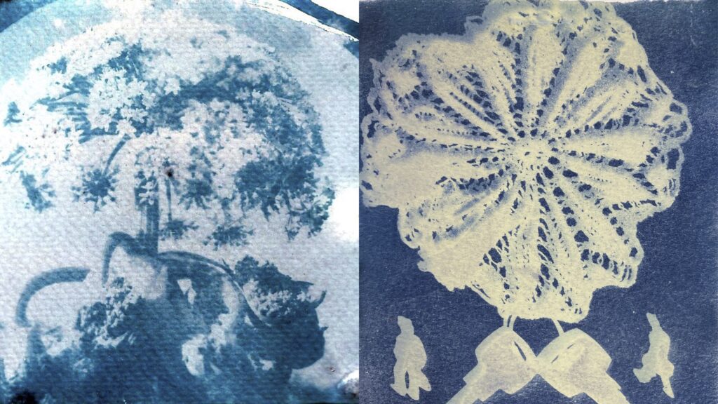 Två abstrakta bilder med cyanotypi. Vita och gula mönster på blå bakgrund